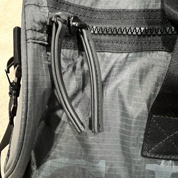 Guess weekend or gym back with bright camo markings - Picture 3 of 8